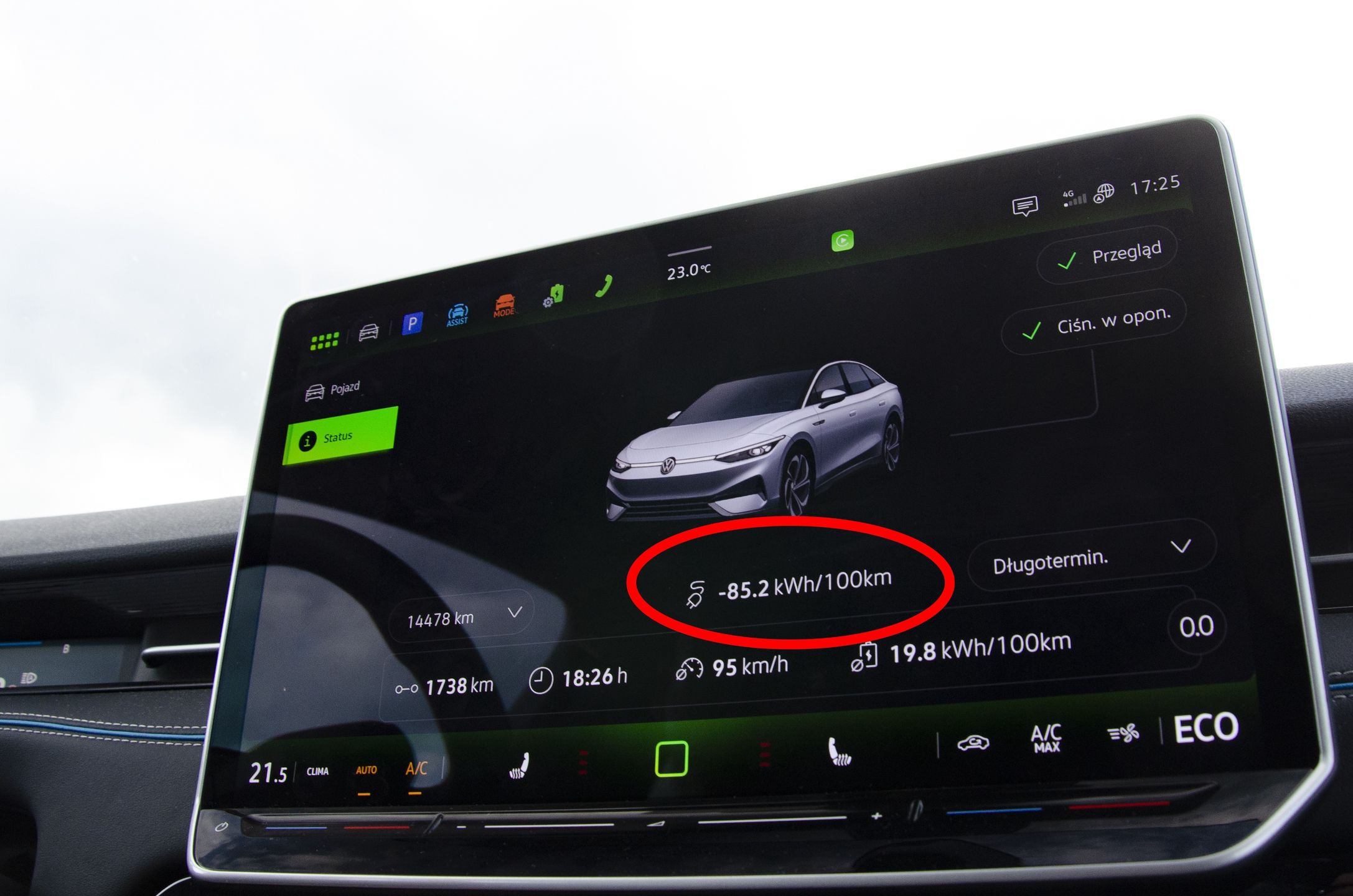 Podczas testów VW ID. 7 na autostradzie, w czasie hamowania przez wolniej jadącymi autami auto odzyskiwało tyle energii