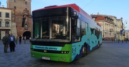 Przy deptaku zaparkował nietypowy trolejbus. Jest wypełniony poezją, można z niego wysłać wiersz do dowolnej osoby