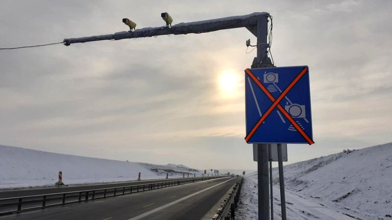 Zwolnienie przed początkiem i końcem odcinka pomiaru nic nie da. Liczy się średnia prędkość