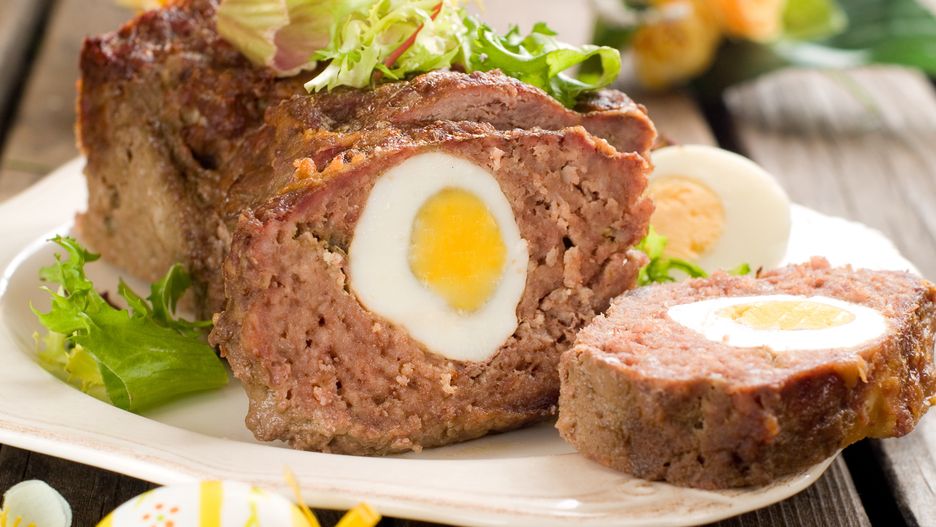 Wielkanocna pieczeń z mięsa mielonego z jajkami