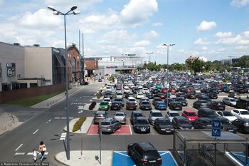 Koniec z darmowym parkingiem na 3 tys. aut. Największa galeria we Wrocławiu ma dość "Mordoru"