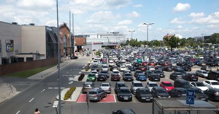 Koniec z darmowym parkingiem na 3 tys. aut. Największa galeria we Wrocławiu ma dość "Mordoru"