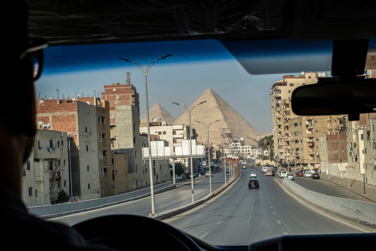 Przestraszona pasażerka wyskoczyła z taksówki na autostradzie w pobliżu Kairu