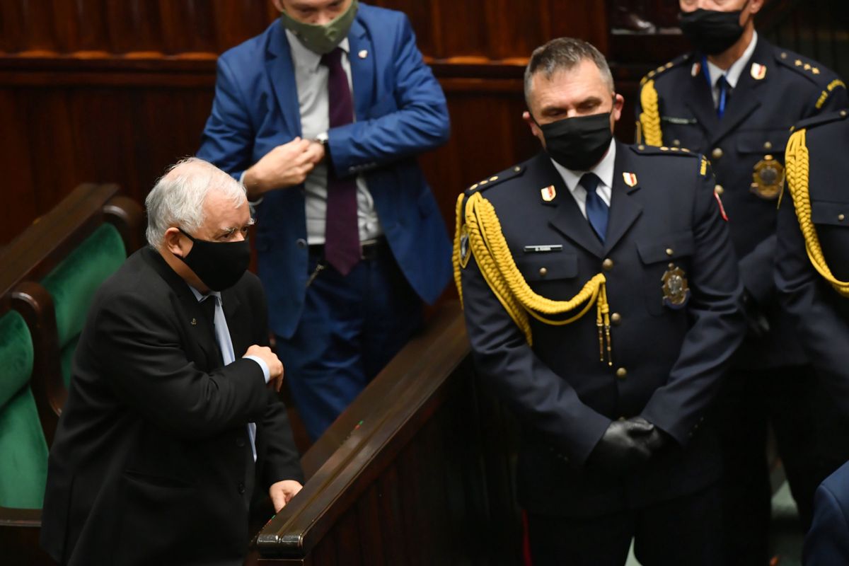 Awantura w Sejmie. Jarosław Kaczyński wychodzi z sali. Podczas przemówienia minister Maląg