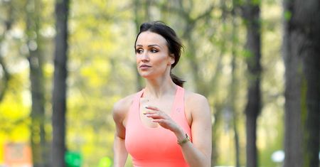 Sylwia Madeńska trenuje w parku. Chwali się sylwetką