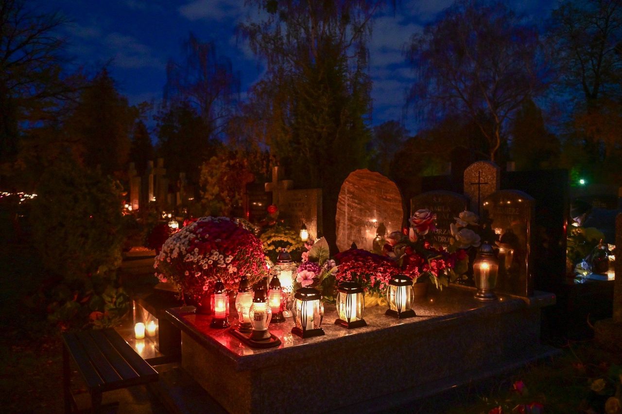 Warszawa: Po zmroku cmentarze zmieniły się nie do poznania. Znicze rozświetliły każdą alejkę