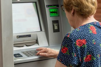 Szukają ludzi przy bankomatach. Oto co robią, żeby okraść