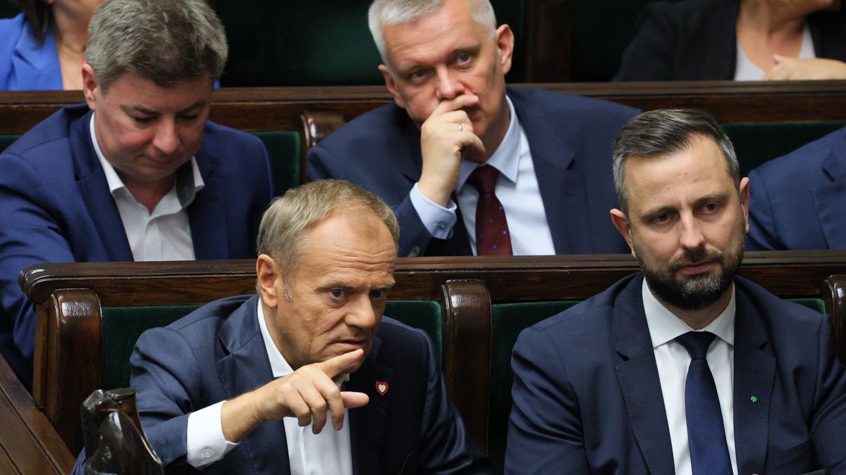 Warszawa, 24.07.2024. Od frontu: premier Donald Tusk (L) oraz wicepremier, minister Obrony Narodowej Władysław Kosiniak-Kamysz (P) na sali plenarnej Sejmu w Warszawie, 24 bm. W drugim dniu posiedzenia Sejm przyjął dwie ustawy mające zreformować Trybunał Konstytucyjny - nową ustawę o TK i ustawę z przepisami wprowadzającymi zmiany. (jm) PAP/Paweł Supernak