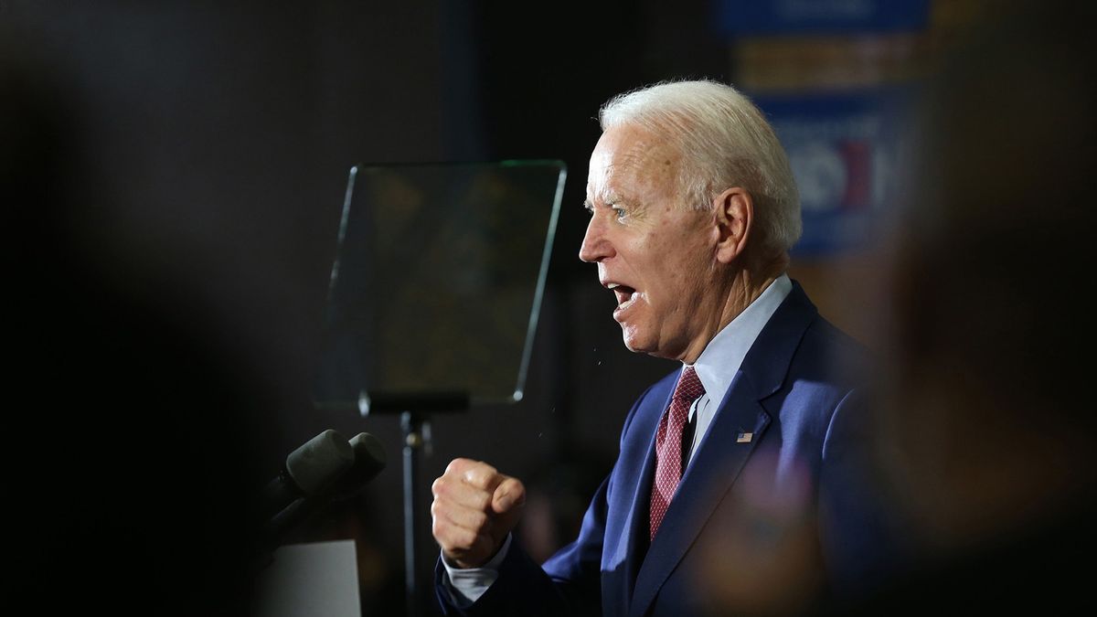 El exvicepresidente Joe Biden habla con los medios de comunicación y un puñado de simpatizantes en Berston Field House el 9 de marzo de 2020, en Flint, Michigan. (John J. Kim/Chicago Tribune/Tribune News Service via Getty Images)