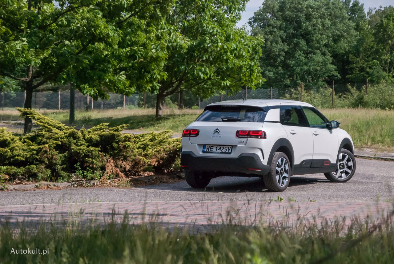 Citroën C4 Cactus po liftingu ma też większe lampy z tyłu z efektem 3D.