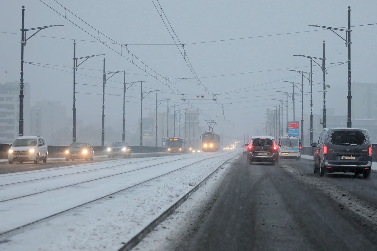 Warszawa. Spadł śnieg. Trudne warunki na stołecznych drogach