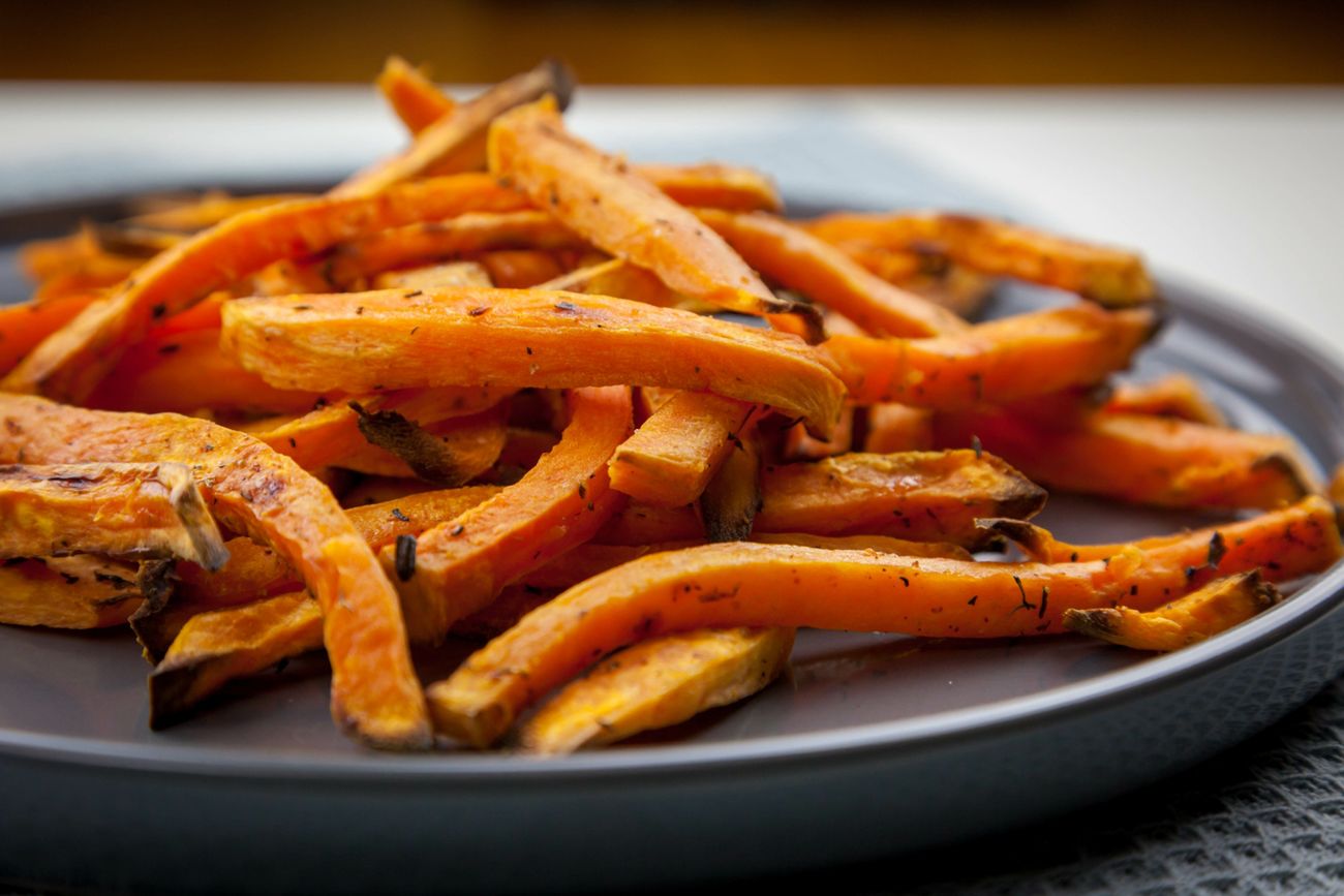 Słodkie ziemniaki są dobrą propozycją na zdrową przekąskę dla ciężarnej