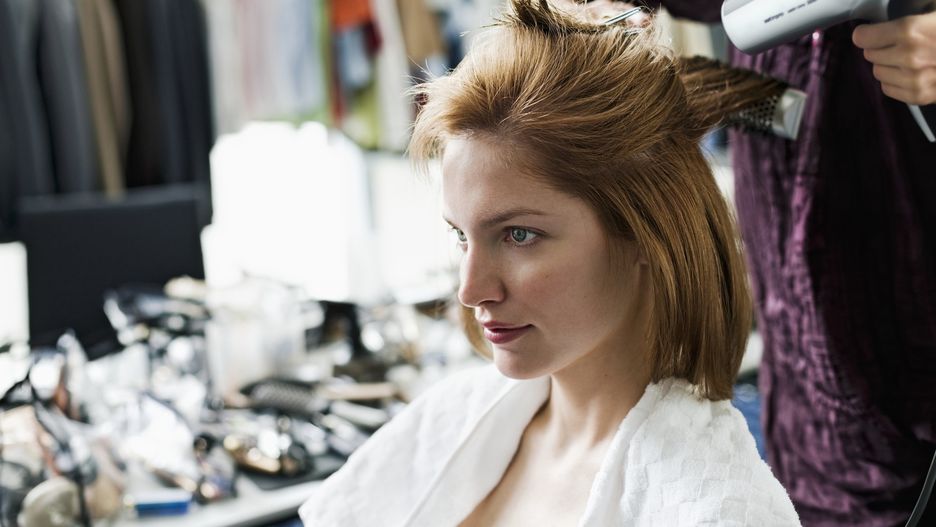 Usługi fryzjerskie w domu - jak korzystać z oferty online?