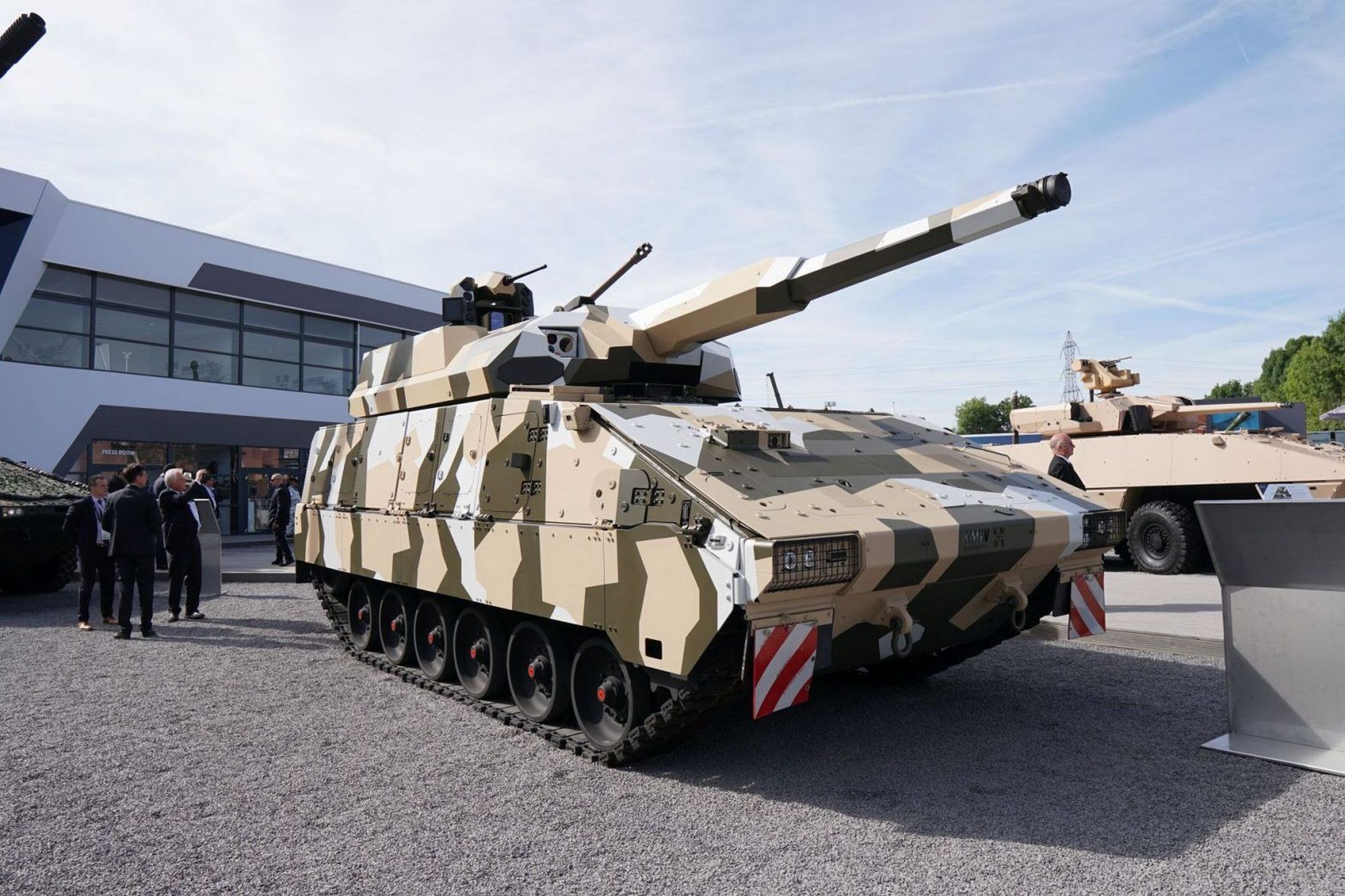 Gąsienicowy Boxer z armatą 120 mm