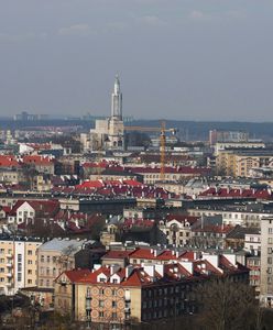 Nielegalny magazyn trumien w Białymstoku. Mieszkańcy alarmują