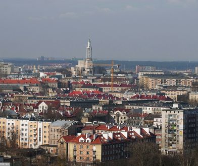 Nielegalny magazyn trumien w Białymstoku. Mieszkańcy alarmują