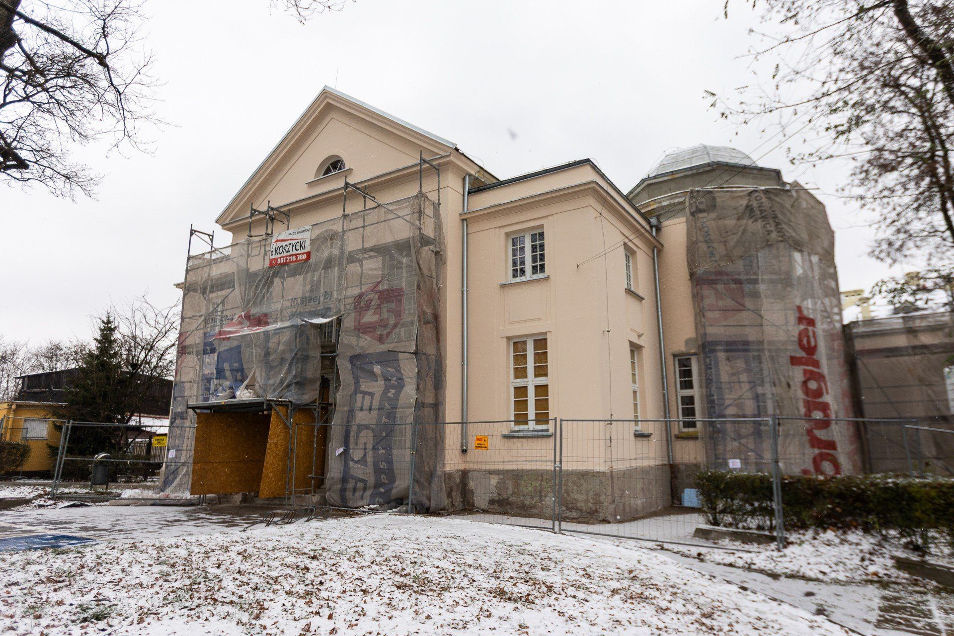 Na zewnątrz trwają prace remontowe, ale obiekt jest nadal otwarty.