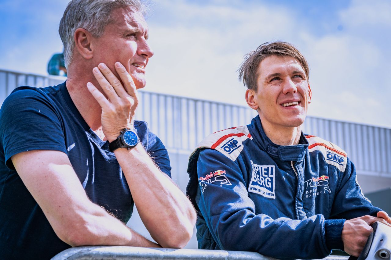 David Coulthard (po lewej) i Maciej Janowski (po prawej) sprawdzą, czy na żużlu szybszy będzie bolid F1, czy motocykl
