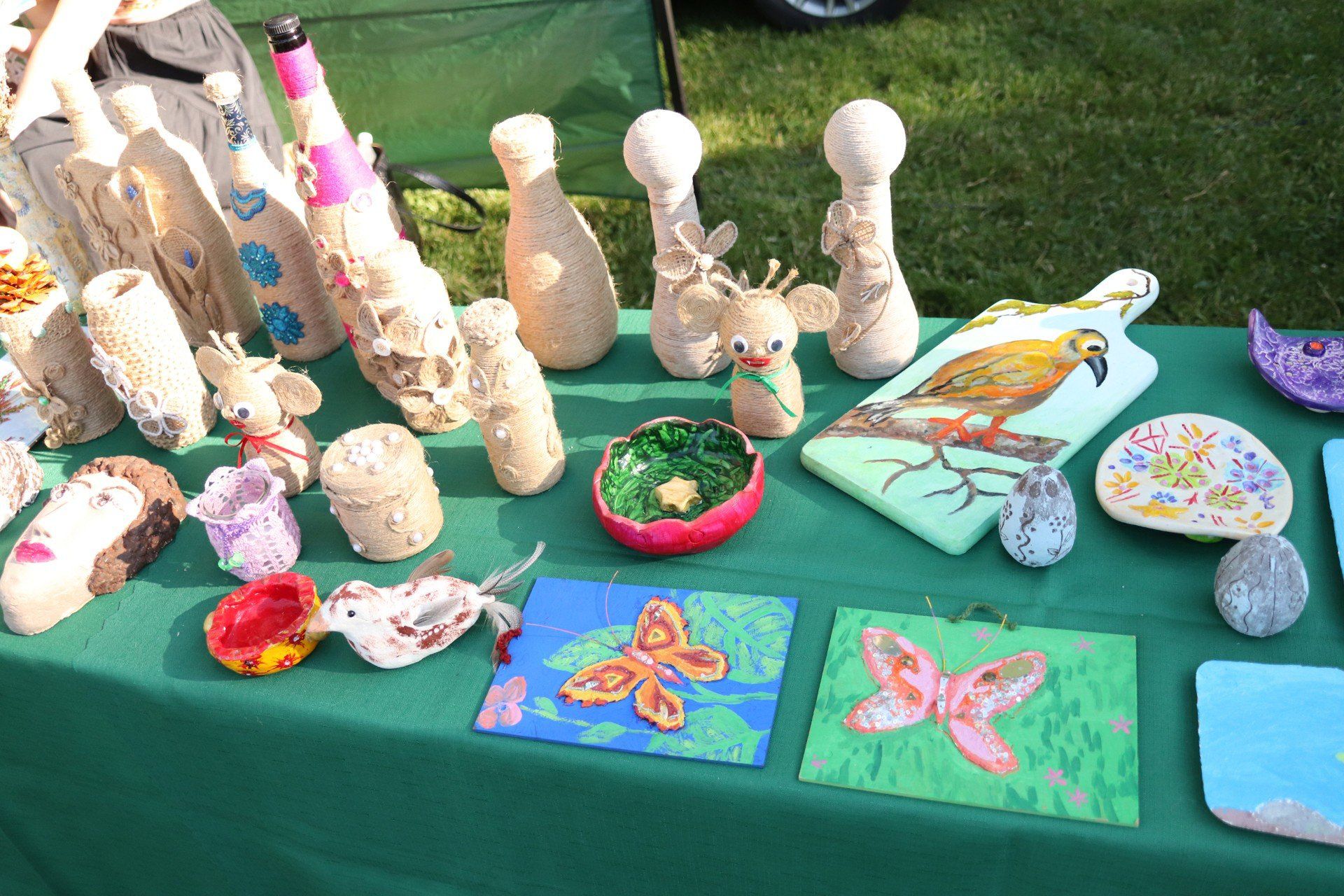 Artyści prezentują swoje rękodzieło także podczas Dnia Spółdzielczości na rzeszowskich Bulwarach.