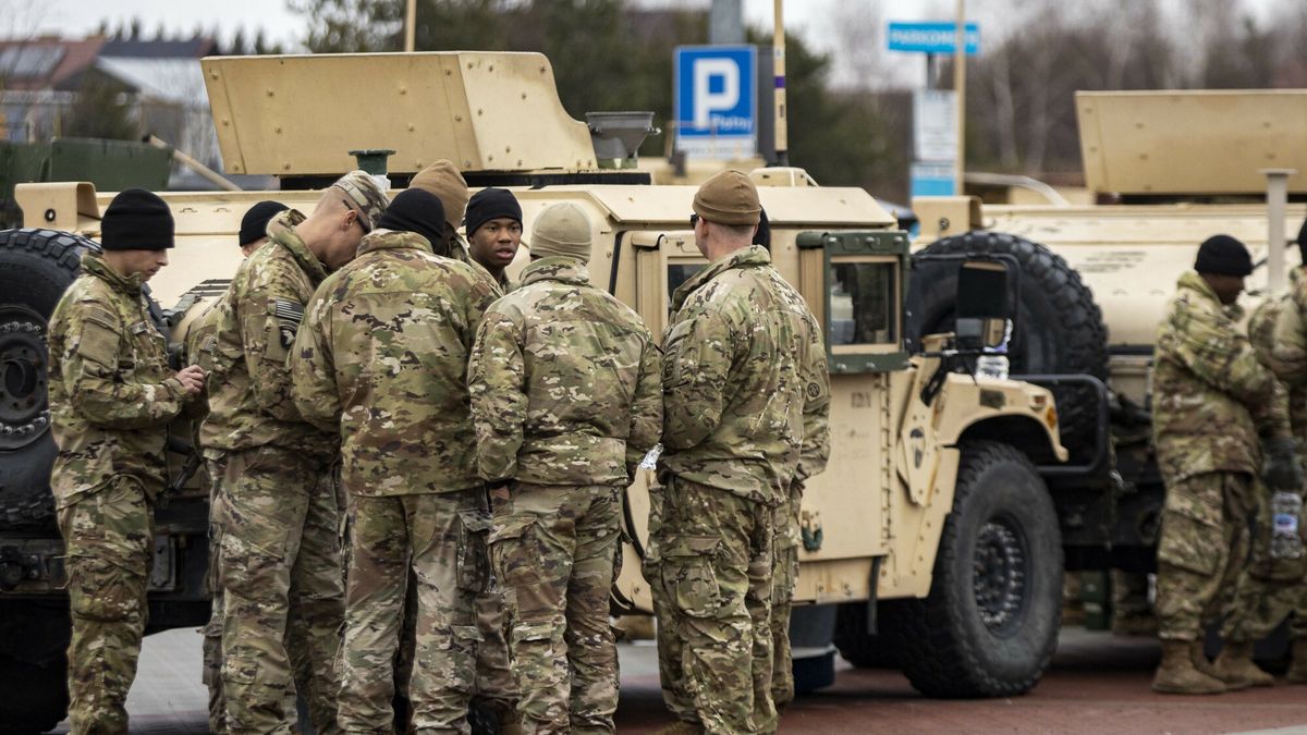 Wojska USA w Jasionce k. Rzeszowa
09.02.2022. Jasionka. Parking przy Centrum Wystawienniczo-Kongresowym G2A Arena. Zolnierze armii Stanow Zjednoczonych z 82 Dywizja Powietrznodesantowa armii Stanow Zjednoczonych w ramach wzmocnienia wschodniej sciany NATO.                                       Fot. Grzegorz Bukala/REPORTER
Fot. Grzegorz Buka?a/REPORTER