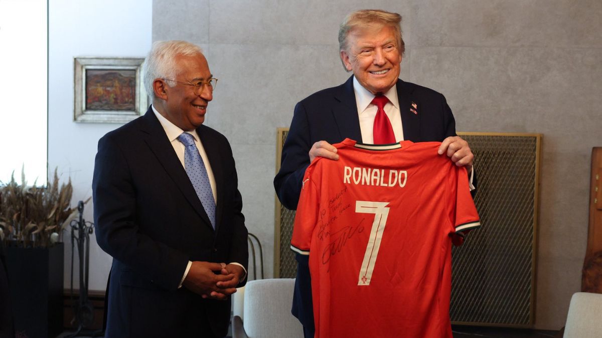 Cristiano Ronaldo przekazuje koszulkę Trumpowi