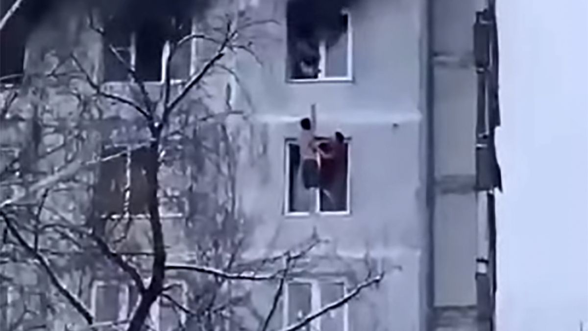 20-letni Timur Zakirow uratował z pożaru swoją dziewczynę