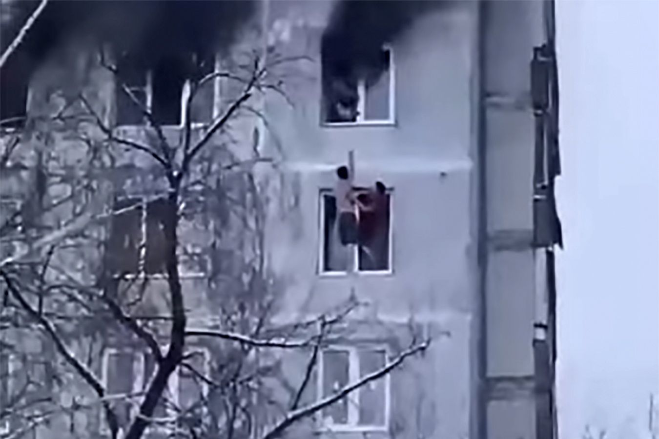 Moskwa. Skoczył w płomienie, żeby ratować swoją dziewczynę