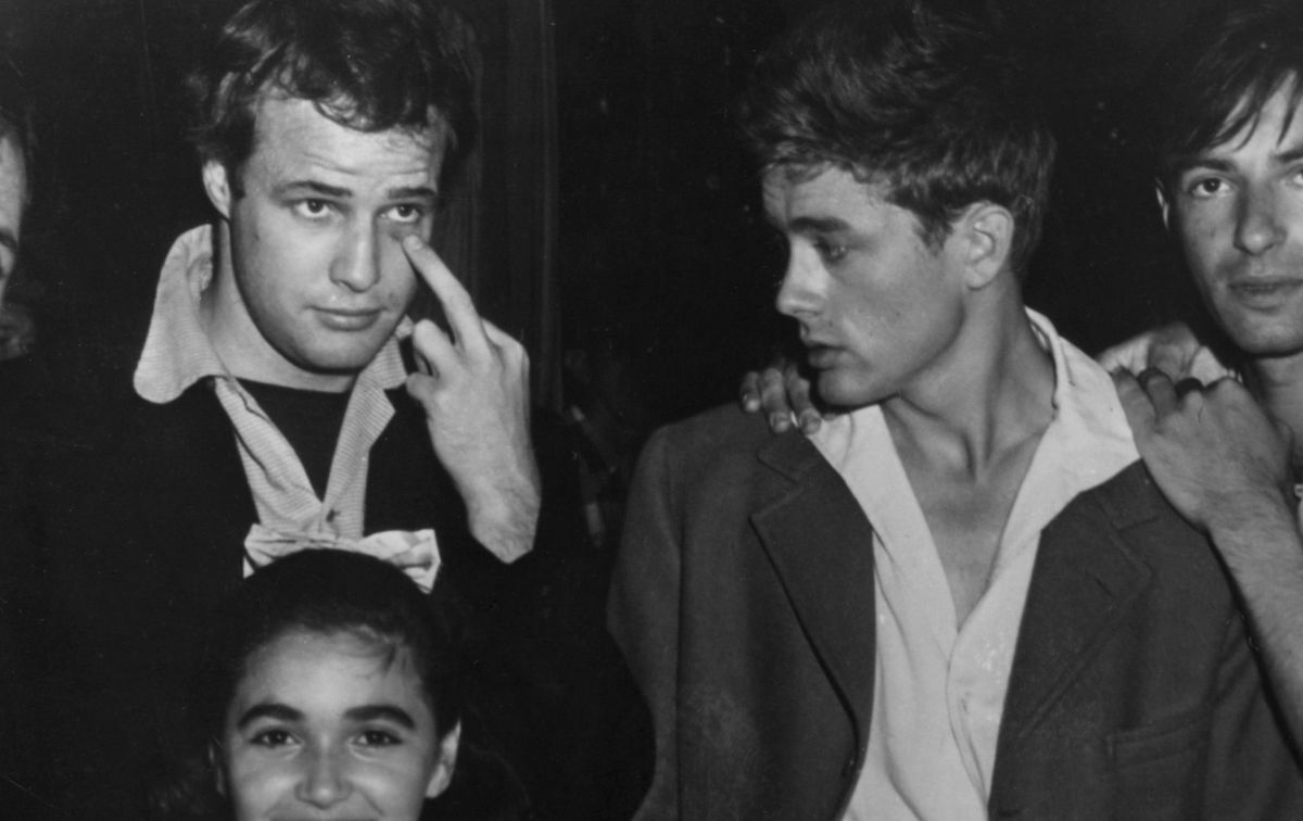 "James Dean był jednym z najtrwalszych, ale i najbardziej niespokojnych partnerów homoseksualnych Brando"