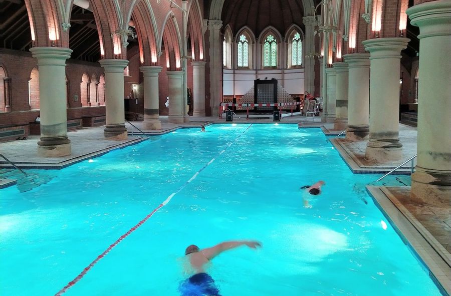 Londyński basen w kościele
