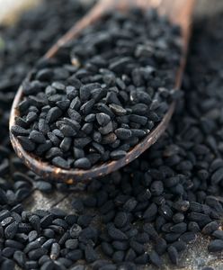 Czarnuszka – wielka moc małych nasion