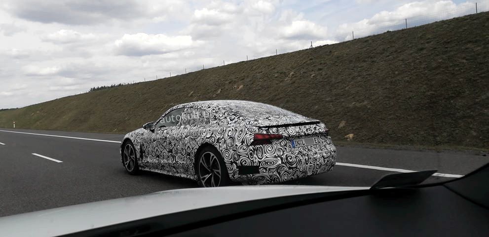 Zamaskowany prototyp Audi e-trona GT