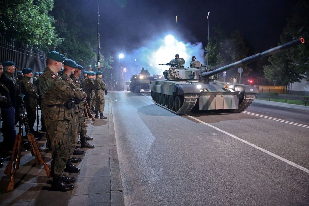 Święto Wojska Polskiego. Ulice wyłączone z ruchu, zmiany w komunikacji miejskiej