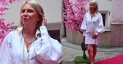58-letnia Mariola Bojarska-Ferenc w sukience mini i butach z odkrytą piętą