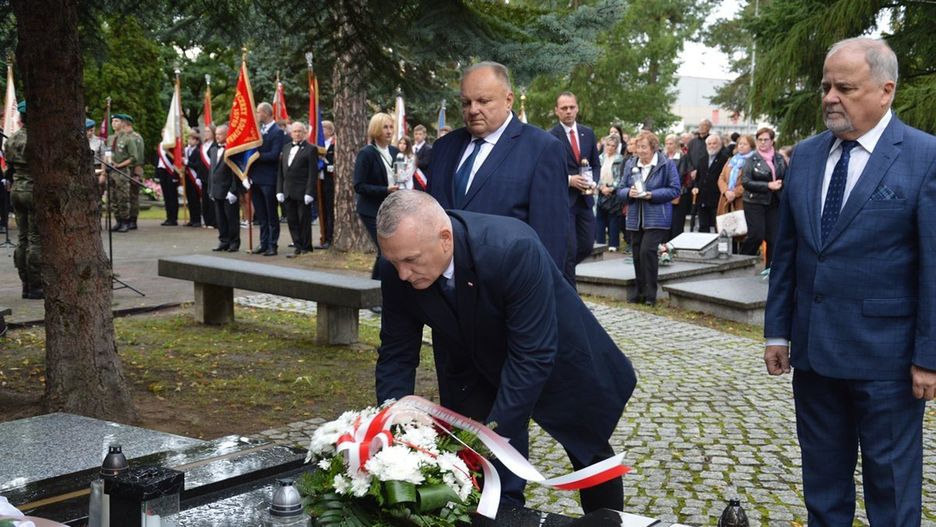 Uroczystość 86. rocznicy napaści Sowietów na Polskę na cmentarzu komunalnym w Stalowej Woli