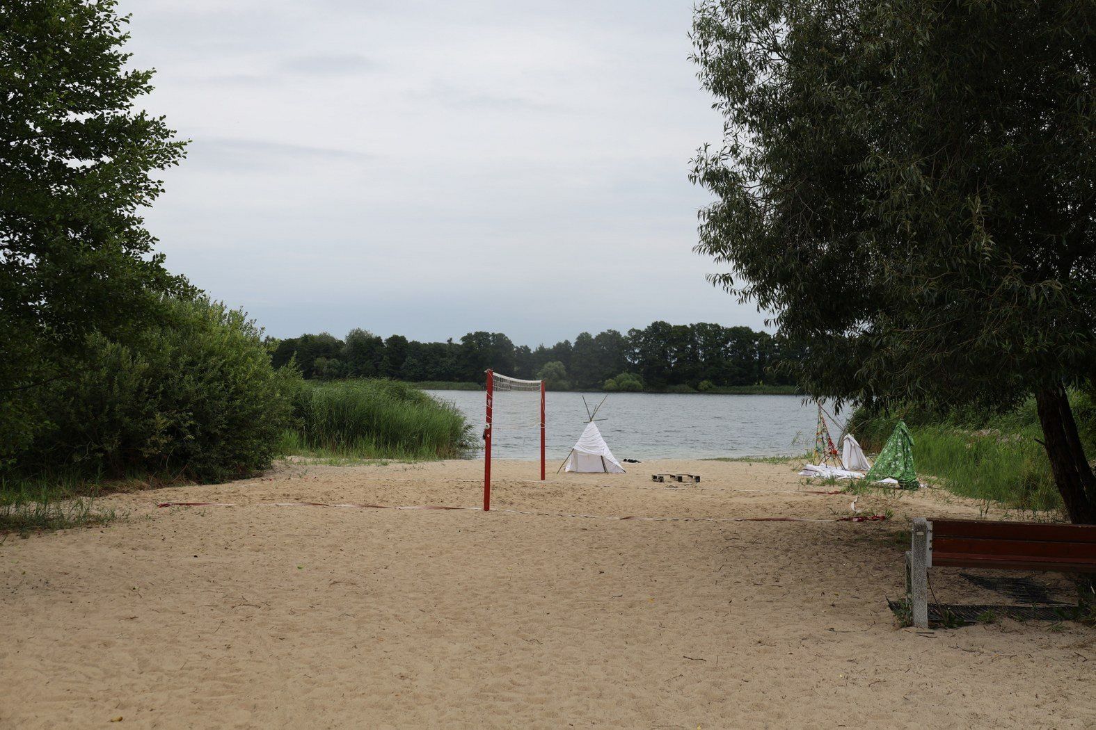 Plaża w Rybitwach – spokojny zakątek nad Jeziorem Lednickim