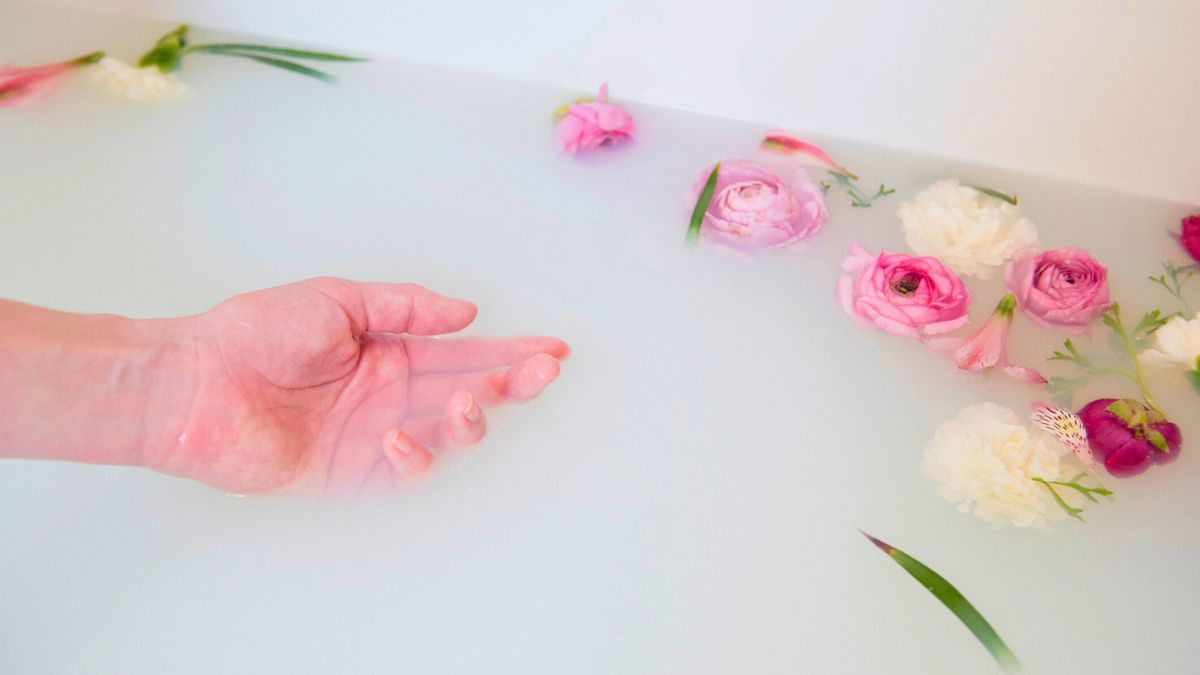 Kobieca dłoń w wannie