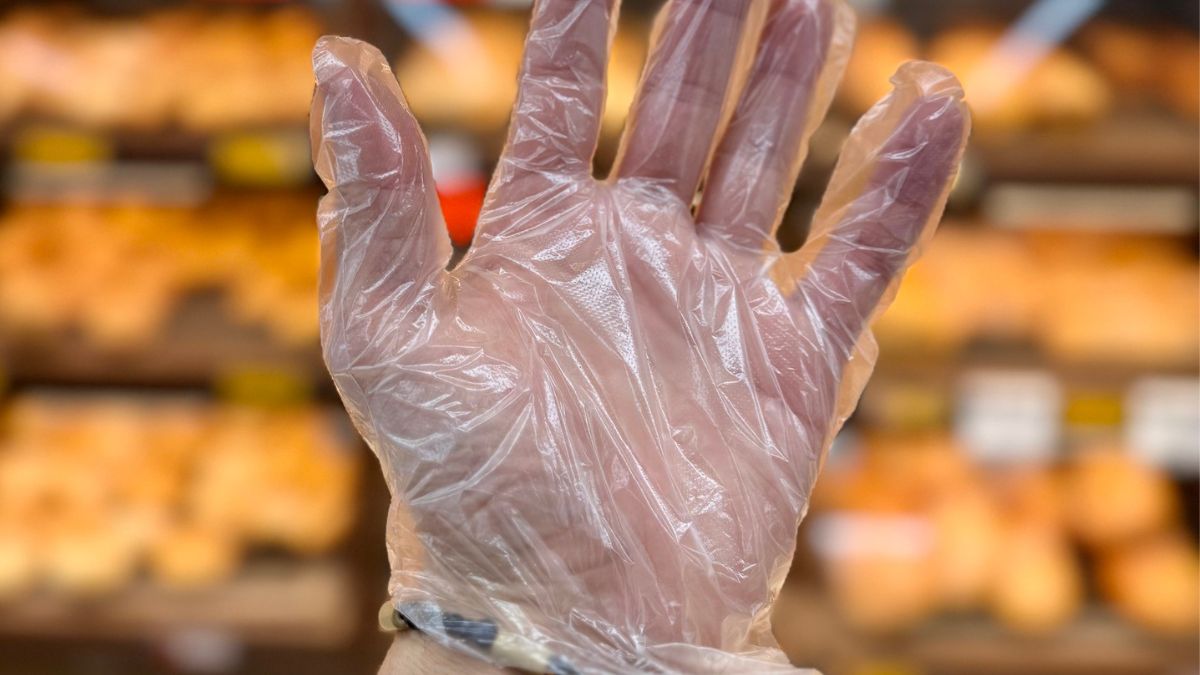 Afera z macaniem pieczywa w sklepach. Sieci zabierają głos.