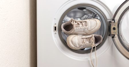 Pierzesz buty w pralce? Trzymaj się tej zasady, inaczej je zniszczysz