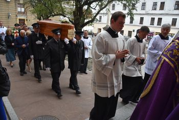 Uroczystości pogrzebowe biskupa Władysława Bobowskiego. W katedrze w Tarnowie wystawiono trumnę z ciałem skromnego, lubianego kapłana