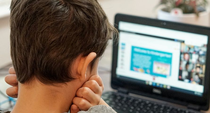 Będzie unijna aplikacja do zgłaszania cyberprzemocy