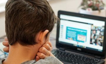 Będzie unijna aplikacja do zgłaszania cyberprzemocy