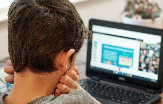 Będzie unijna aplikacja do zgłaszania cyberprzemocy