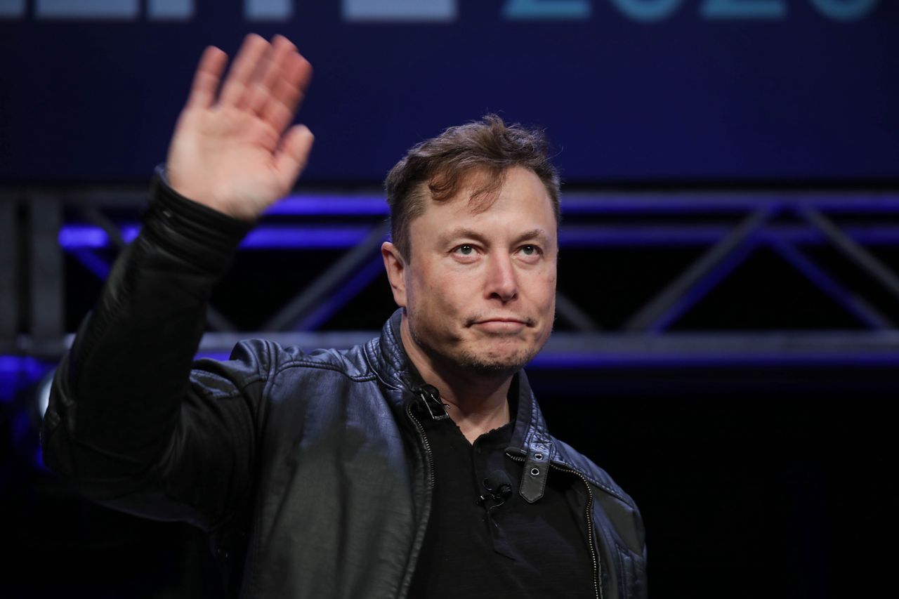 Elon Musk wybiera się w kosmos. Poleci statkiem Richarda Bransona