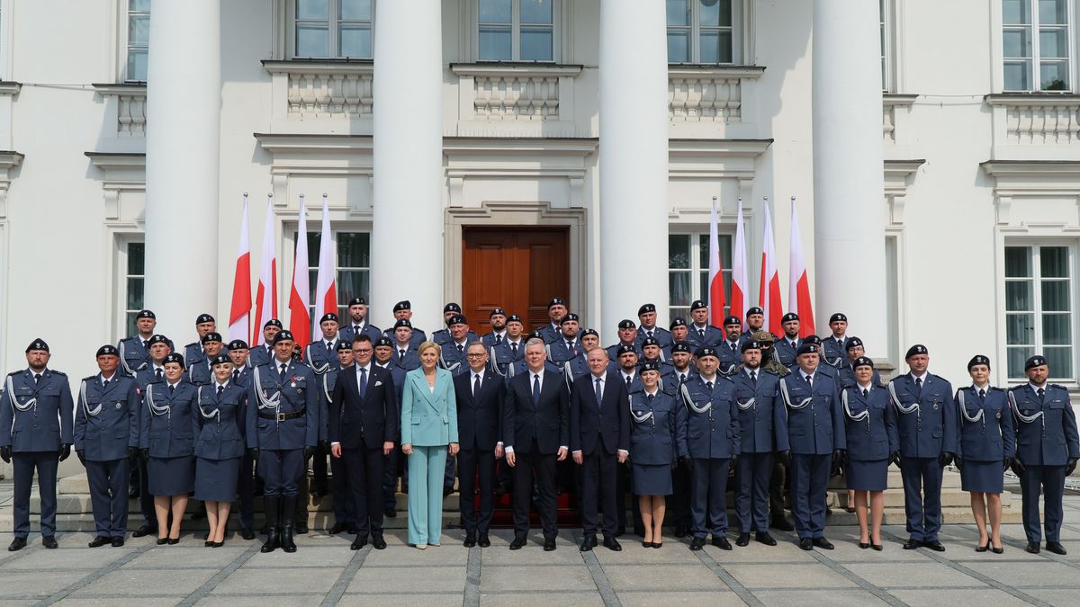 Andrzej Duda, Agata Kornhauser-Duda, Tomasz Siemoniak, Szymon Ho�ownia, Czes�aw Mroczek, Rados�aw Jaworski
Pawe� Supernak
Agata Kornhauser Duda, awanse, Belweder, obchody, odznaczenia, polityk, polityka, s�u�ba, S�u�ba Ochrony Pa�stwa, SOP, ma��onka, para prezydencka, pierwsza dama, zona