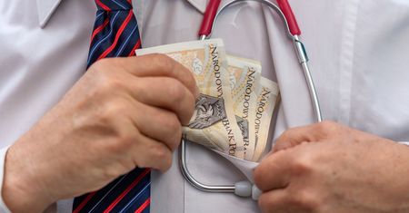 Szpital w Ostródzie ma milionowe długi. Tyle płacili lekarzowi za godzinę
