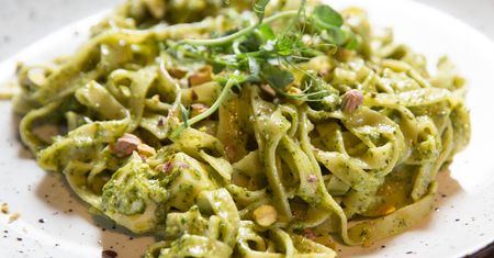 Makaron razowy z pesto, cukinią i suszonymi pomidorami