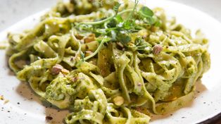 Makaron razowy z pesto, cukinią i suszonymi pomidorami