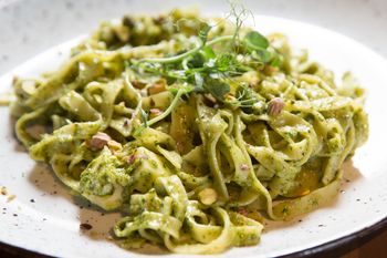 Makaron razowy z pesto, cukinią i suszonymi pomidorami