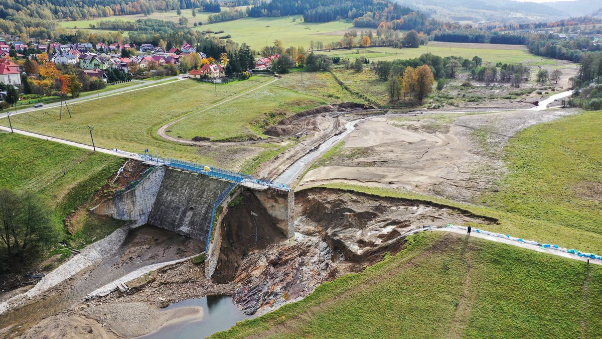 przerwana tama
Maciej Kulczy�ski
dorzecze Odry, katastrofa, powodzianie, widok, z drona, z g�ry, ziemia k�odzka, zniszczenia, p�kni�ta, zbiornik