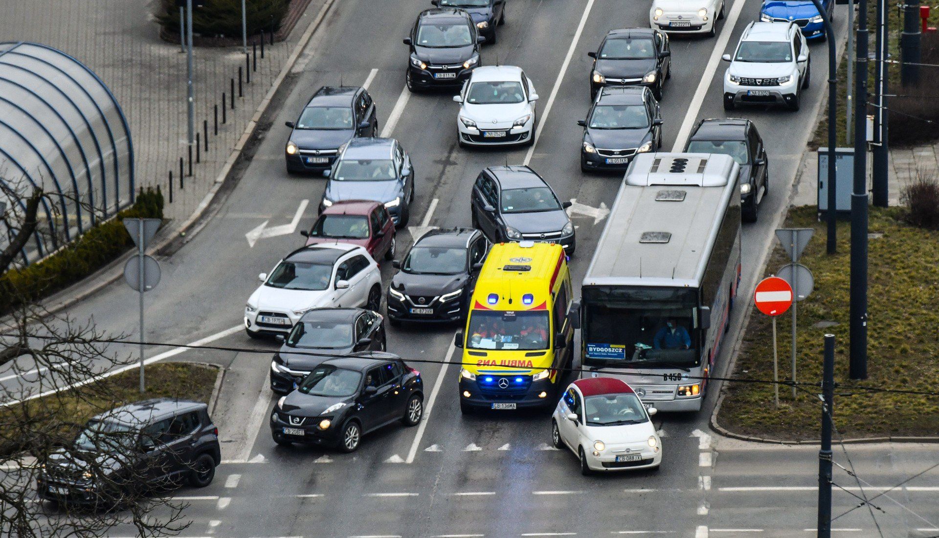 Na rondzie Jagiellonów w Bydgoszczy kobieta jadąca bmw nie ustąpiła pierwszeństwa przejazdu i doprowadziła do zdarzenia z innym pojazdem.